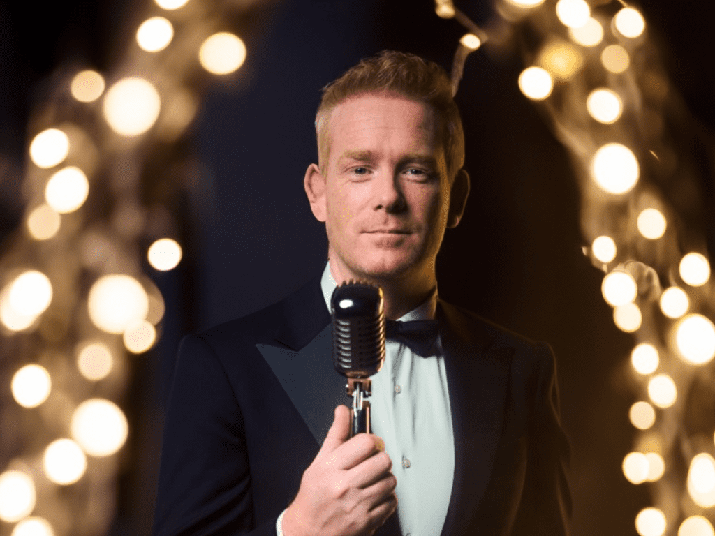 The Christmas Singer brengt de magische sfeer van de feestdagen tot leven met klassieke kerstnummers en eigentijdse hits, perfect voor het creëren van een warme, feestelijke ambiance tijdens kerstvieringen en evenementen